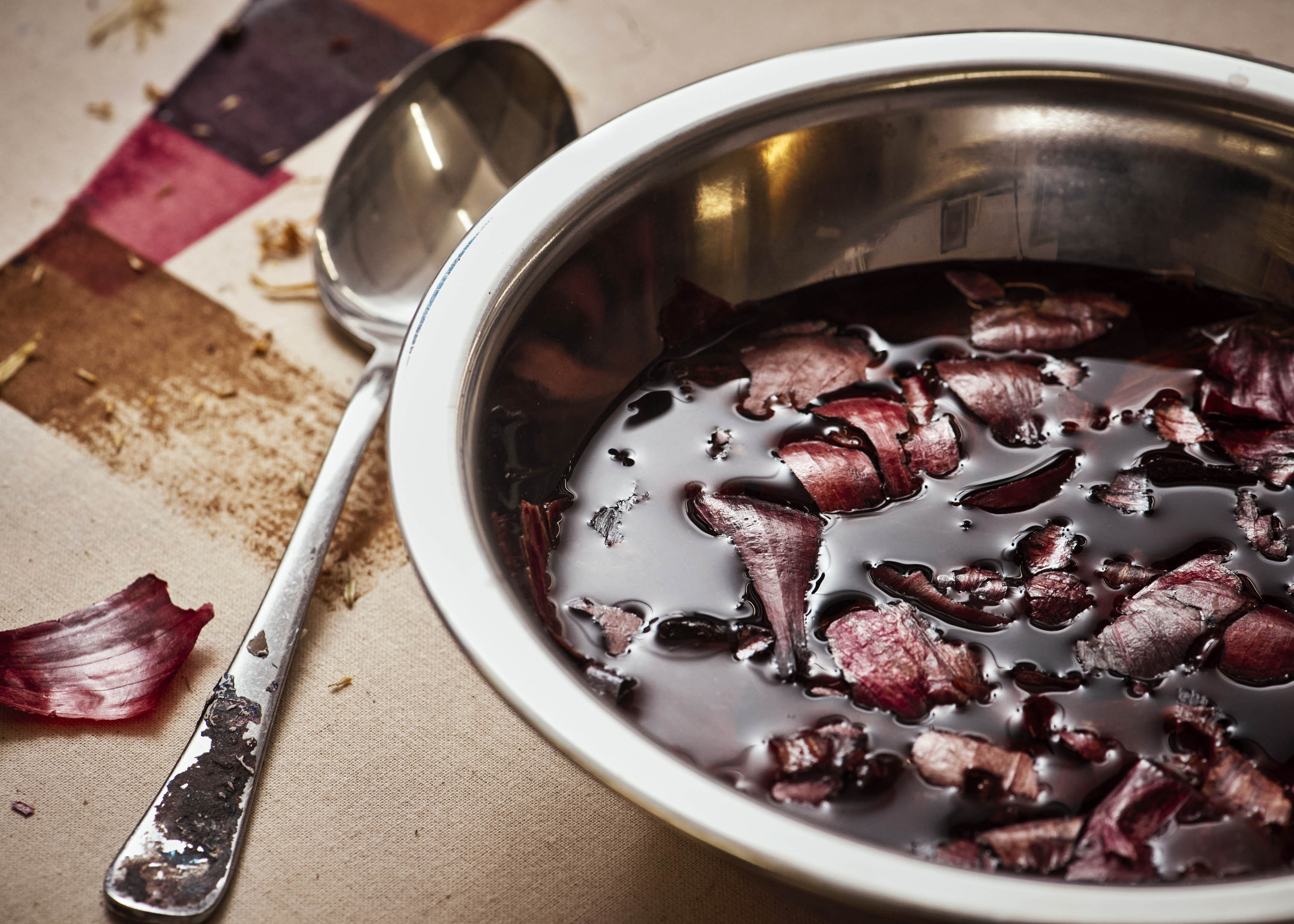 extracting colour from onion skins to naturally dye fabric